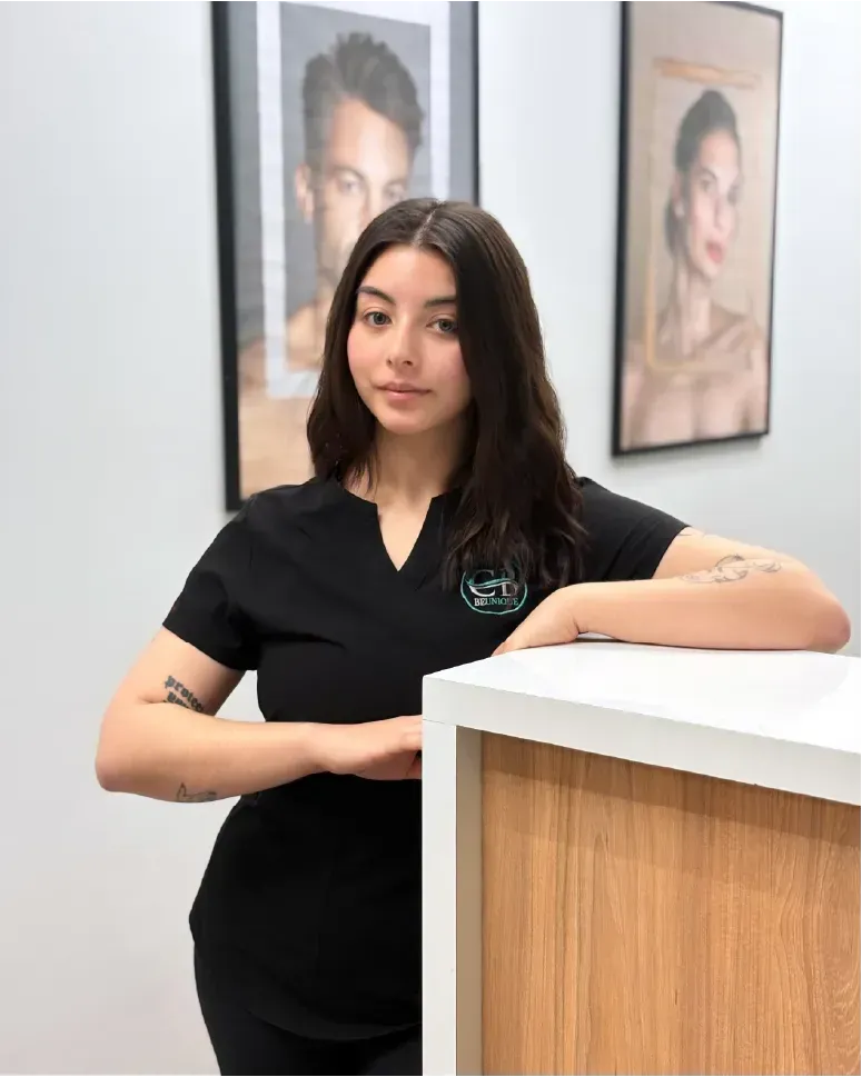 Cosmetologa de Clínica Beunique con un traje negro