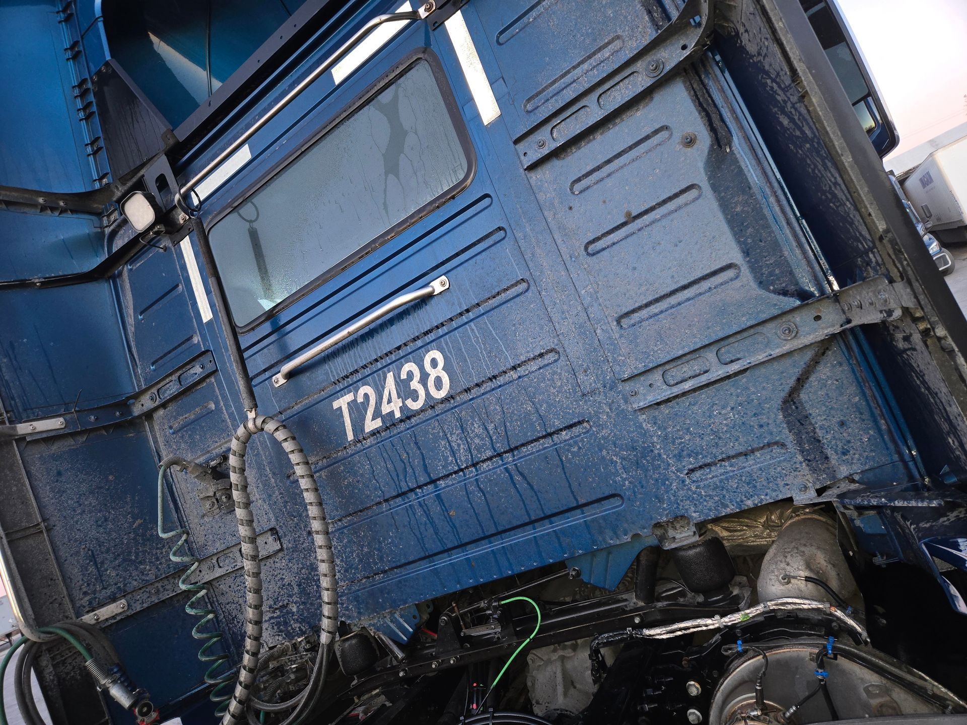 Blue truck cab back panel with the identifier 