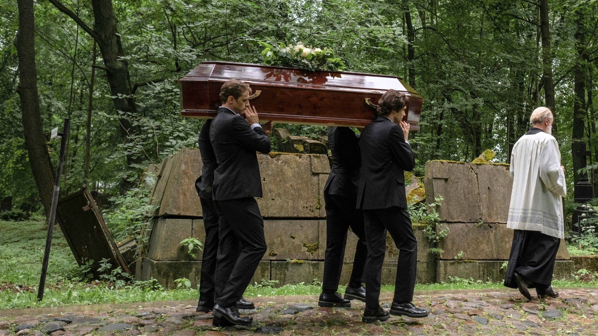 What are the roles and responsibilities of pallbearers at British funerals? Get the answers in our guide. What are the roles and responsibilities of pallbearers at British funerals? Get the answers in our guide.