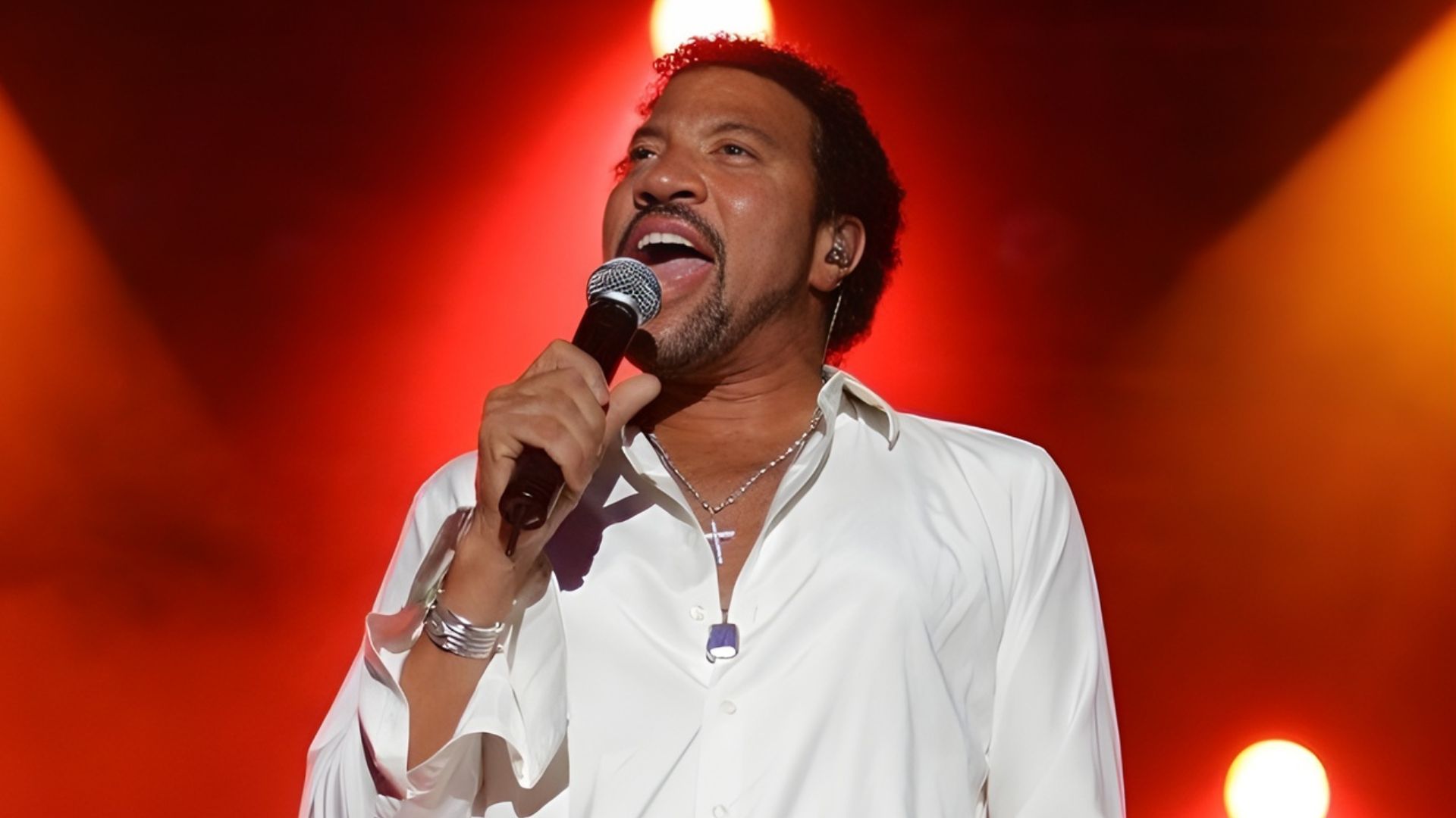 From timeless love ballads to gentle tributes… Explore 8 of Lionel Richie's most moving songs, ideal for funerals or remembrance.
