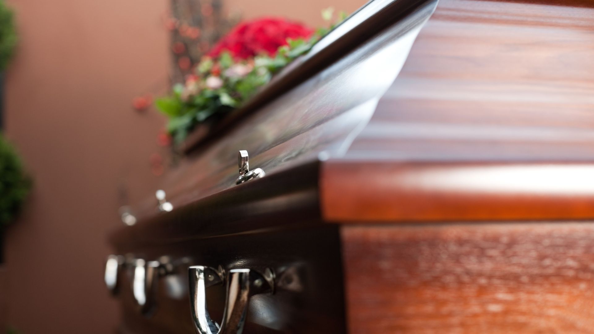 When a person dies, what are a funeral director's responsibilities? Find out what they do