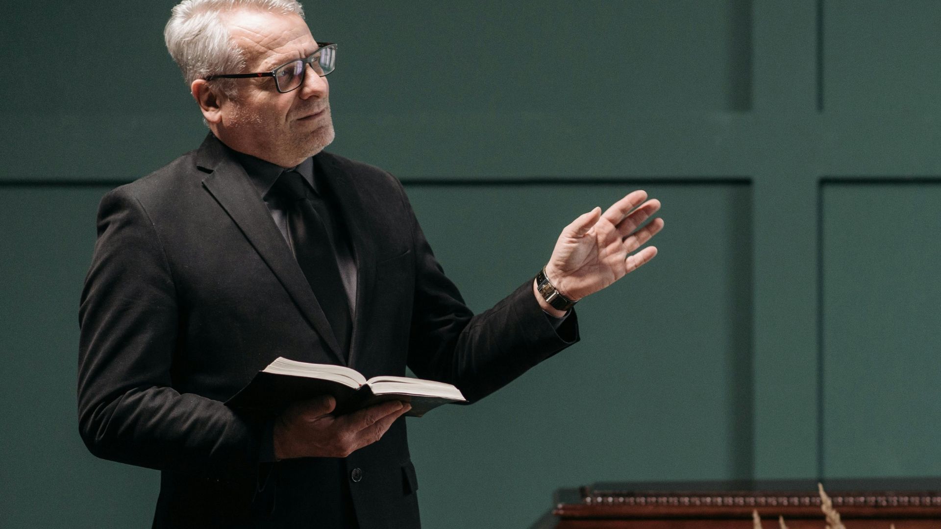 There are many kinds of Christian funerals. Learn what Catholic, Anglican and Baptist funerals are like.

