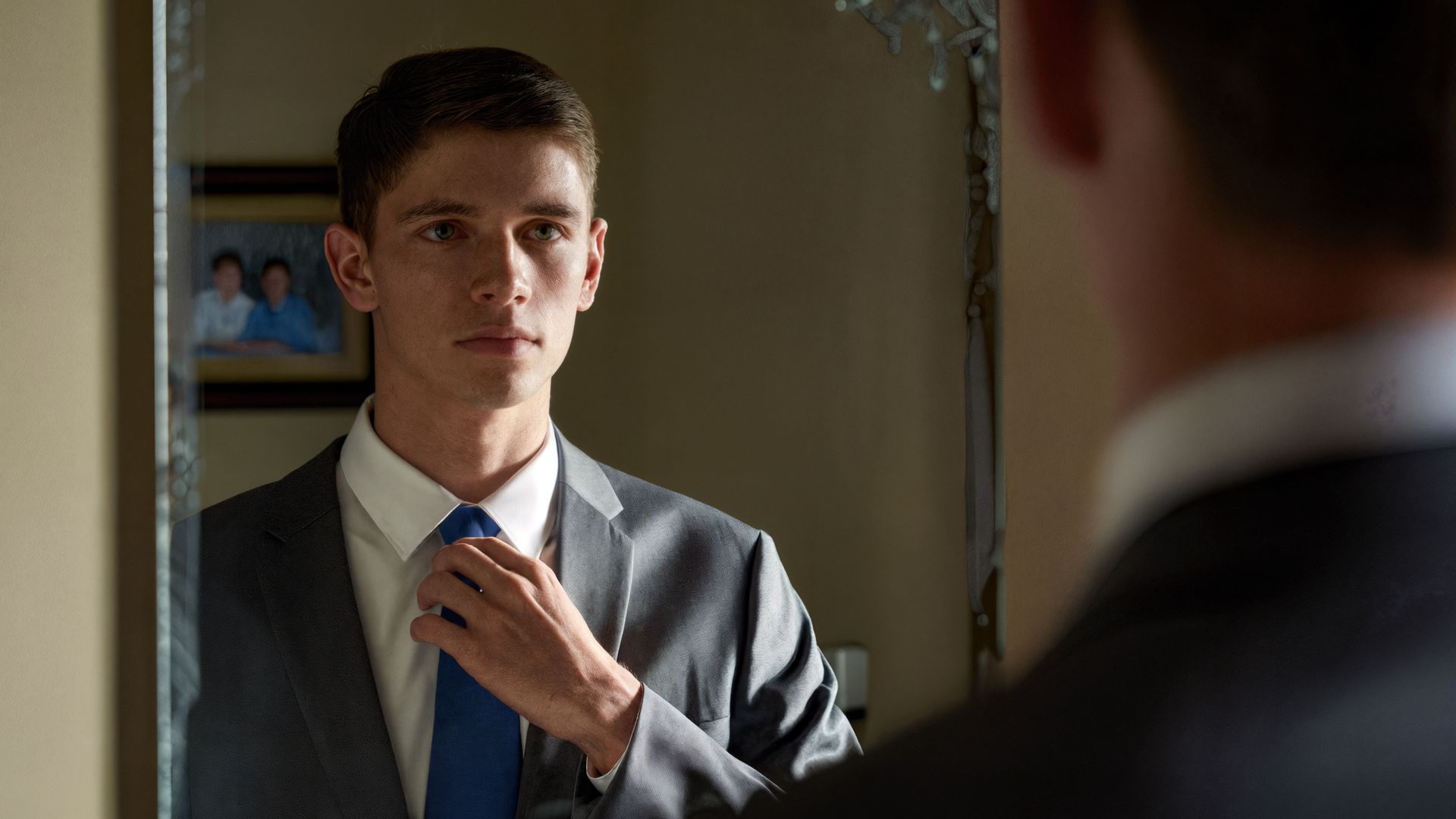 Expectations for what to wear at memorial services can be quite different to traditional UK funerals. Learn how to plan an appropriate outfit. Expectations for what to wear at memorial services can be quite different to traditional UK funerals. Learn how to plan an appropriate outfit.