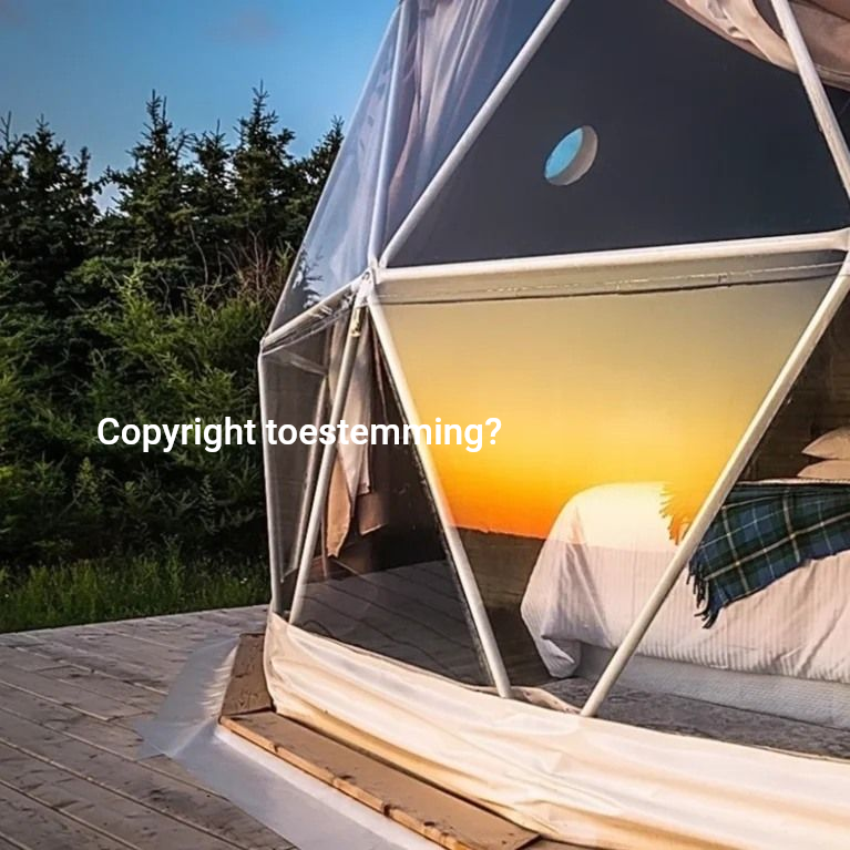 Koepelvormige glampingtent met uitzicht op de zonsondergang vanuit de tent, op een houten terras omgeven door bomen.