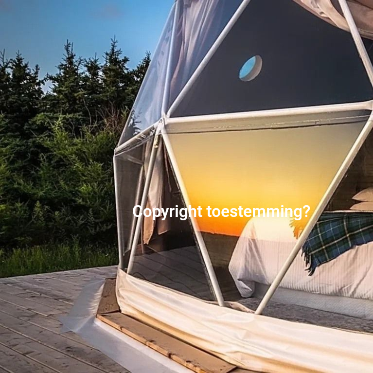 Een geodetische koepeltent voor luxe kamperen op een houten terras met uitzicht op de zonsondergang door het raam.