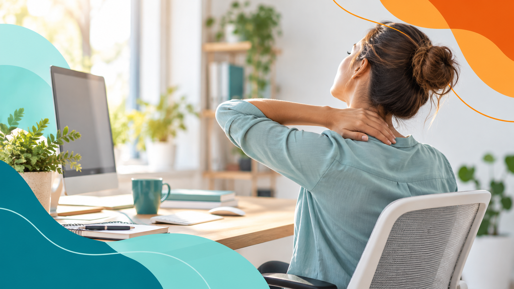 Donna al computer che si massaggia il collo dopo ore di lavoro sedentario