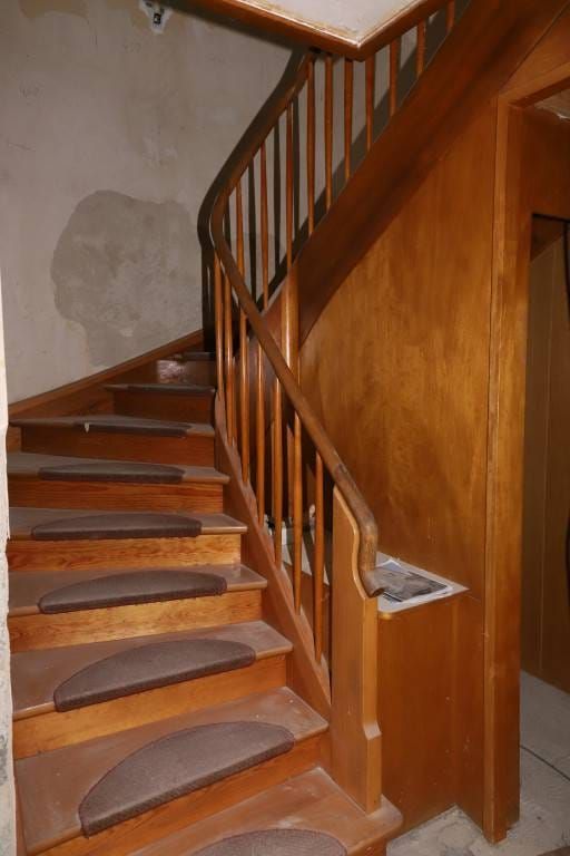 Eine renovierungsbedürftige Holztreppe