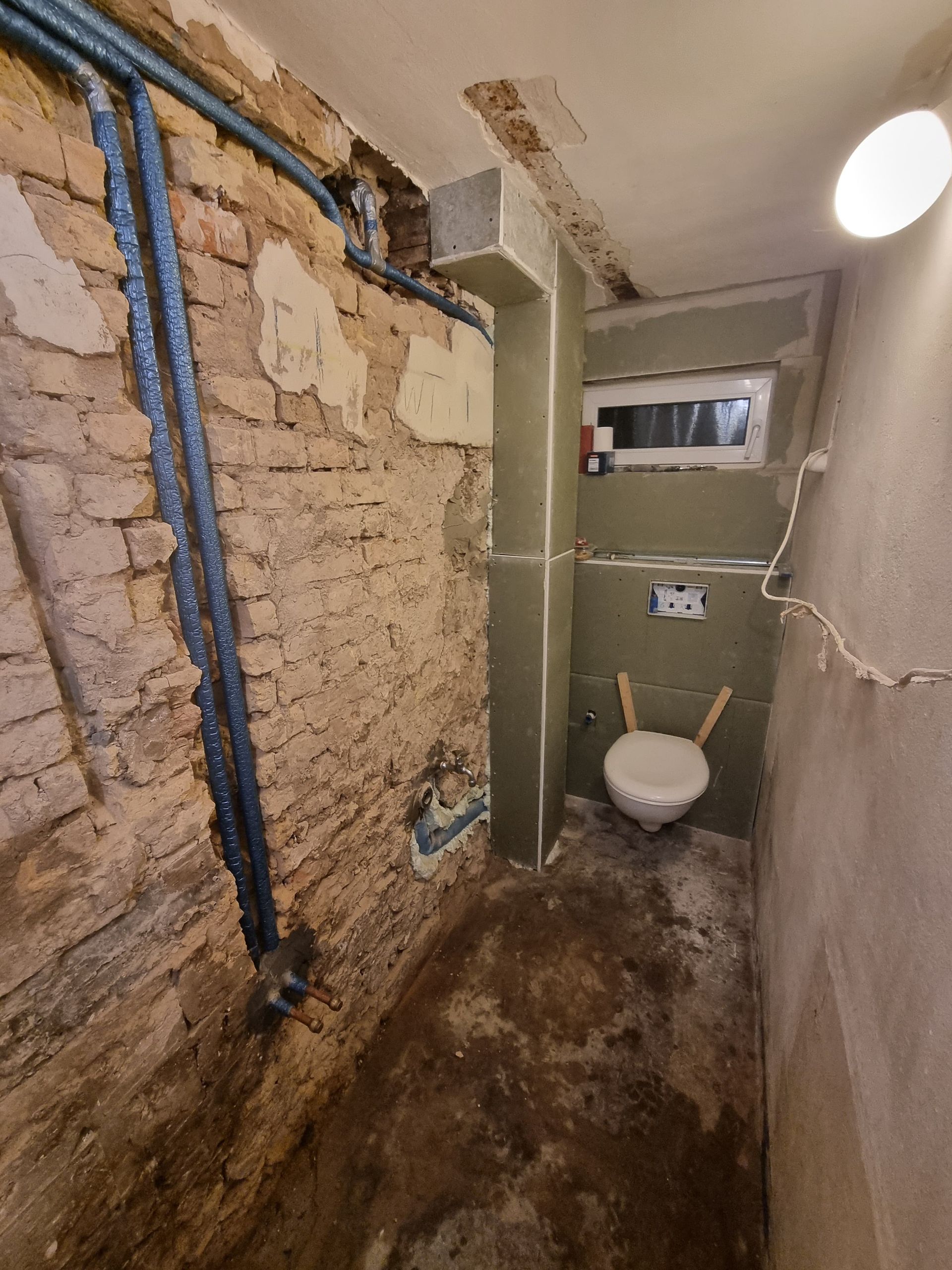 Innenansicht eines kleinen in Renovazion befindeten Bades