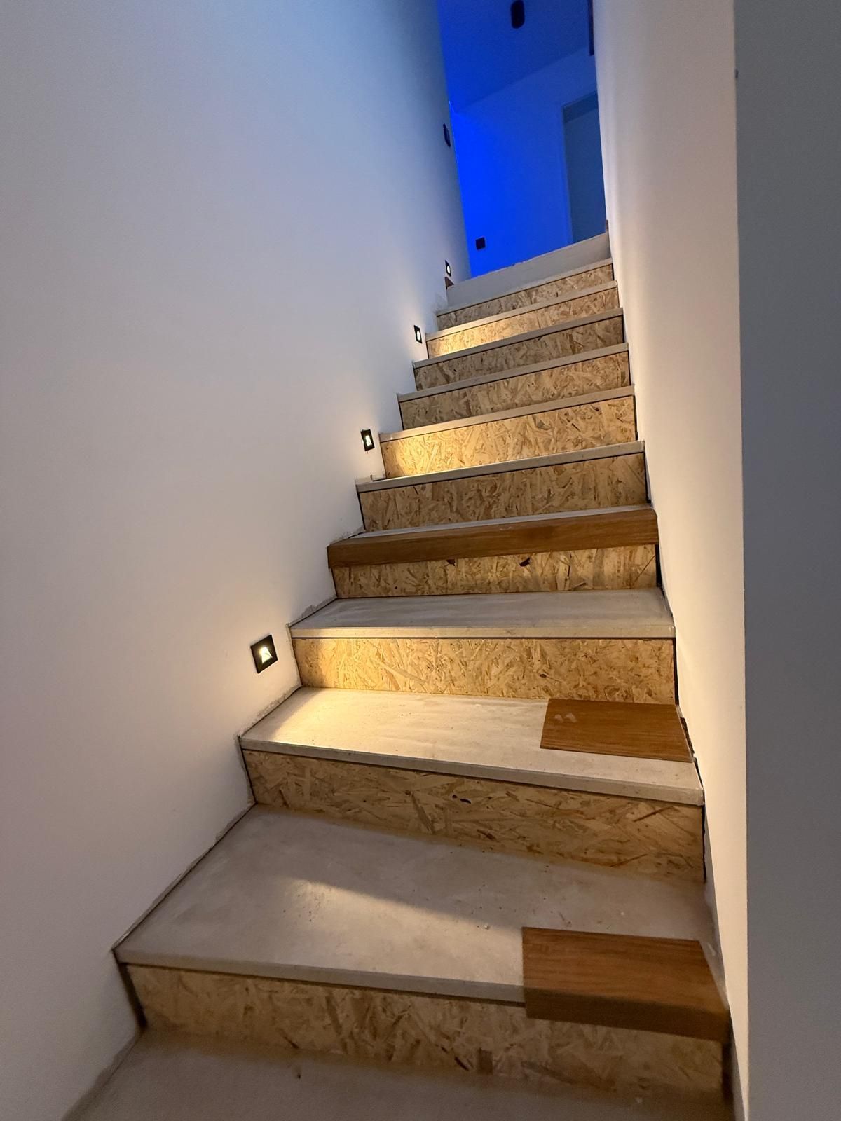 Ein Aufgang mit einer Treppe, die renoviert wirst.