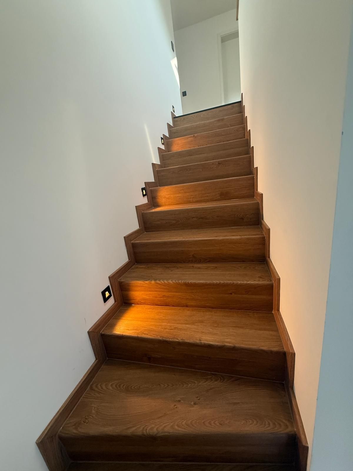 Ein Aufgang mit einer Treppe.