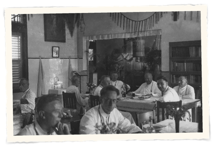 A group of men are sitting at tables in a room. t Klooster Hotel Curacao