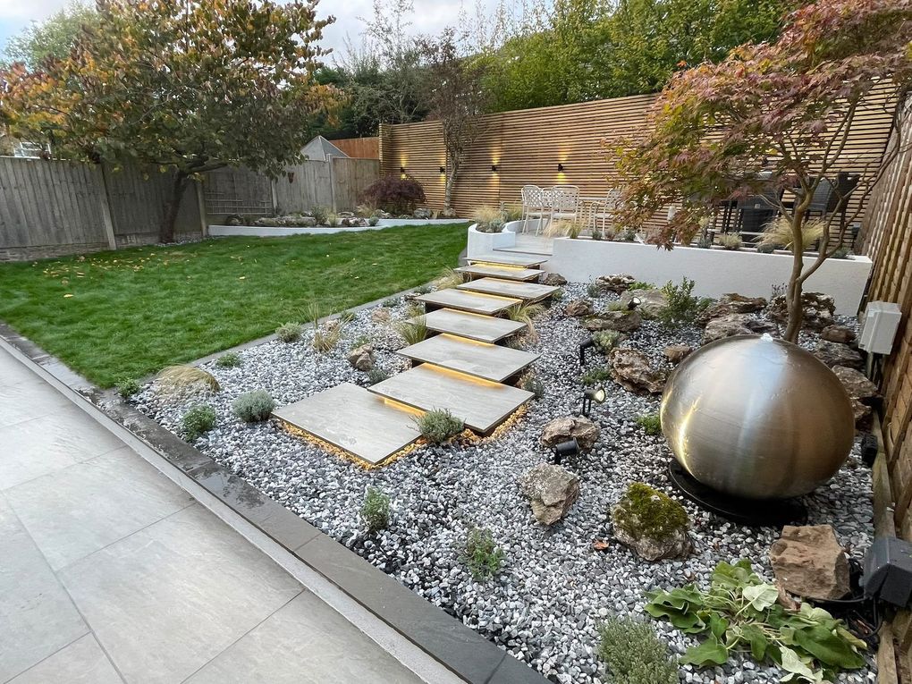 Floating porcelain steps leading up to the raised seating area in front of horizontal Venetian screening