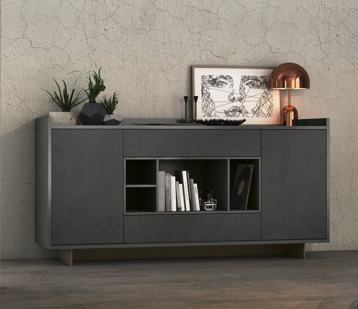 Credenza moderna grigia con ripiani aperti, contenente libri e decorazioni, contro una parete strutturata.