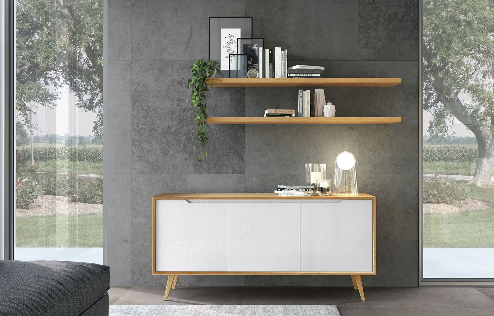 Credenza bianca e in legno con ripiani, libri e piante contro una parete grigia.