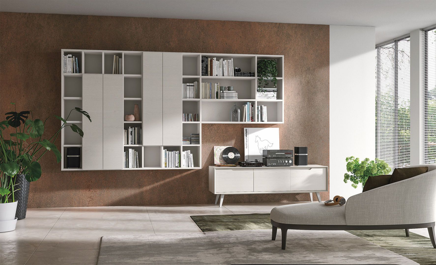 Soggiorno moderno con mobili bianchi, libri e piante contro una parete marrone testurizzata, con ampia finestra e chaise longue.