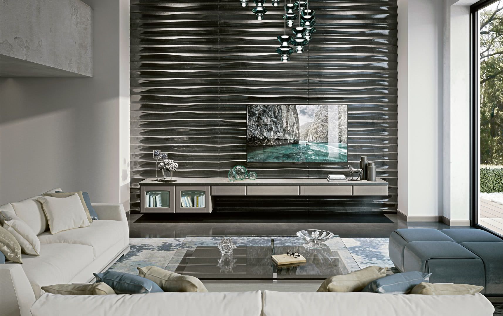 Soggiorno moderno con TV a grande schermo su una parete grigio scuro testurizzata. Sono visibili un divano bianco, un tavolino in vetro e un pouf blu.