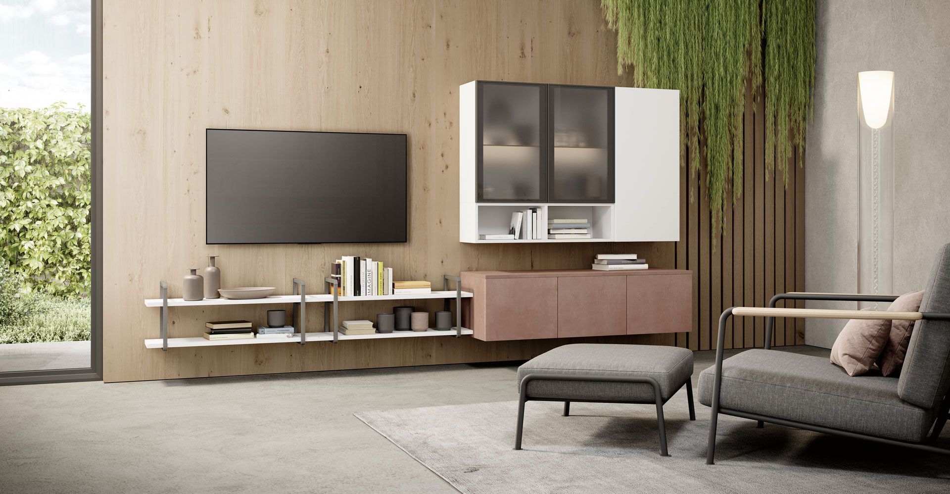 Soggiorno moderno con TV, scaffali, armadi e poltrona. Boiserie in legno chiaro, piante e pavimento in cemento.