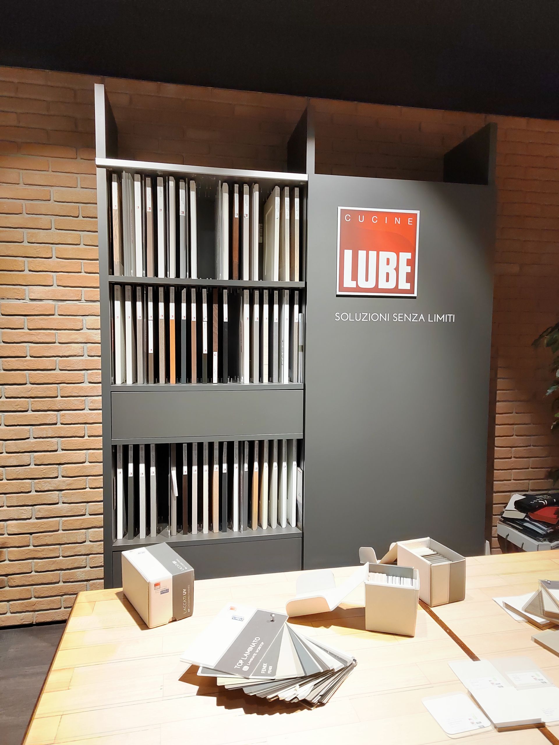 Esposizione di campioni di piastrelle in uno showroom con il logo