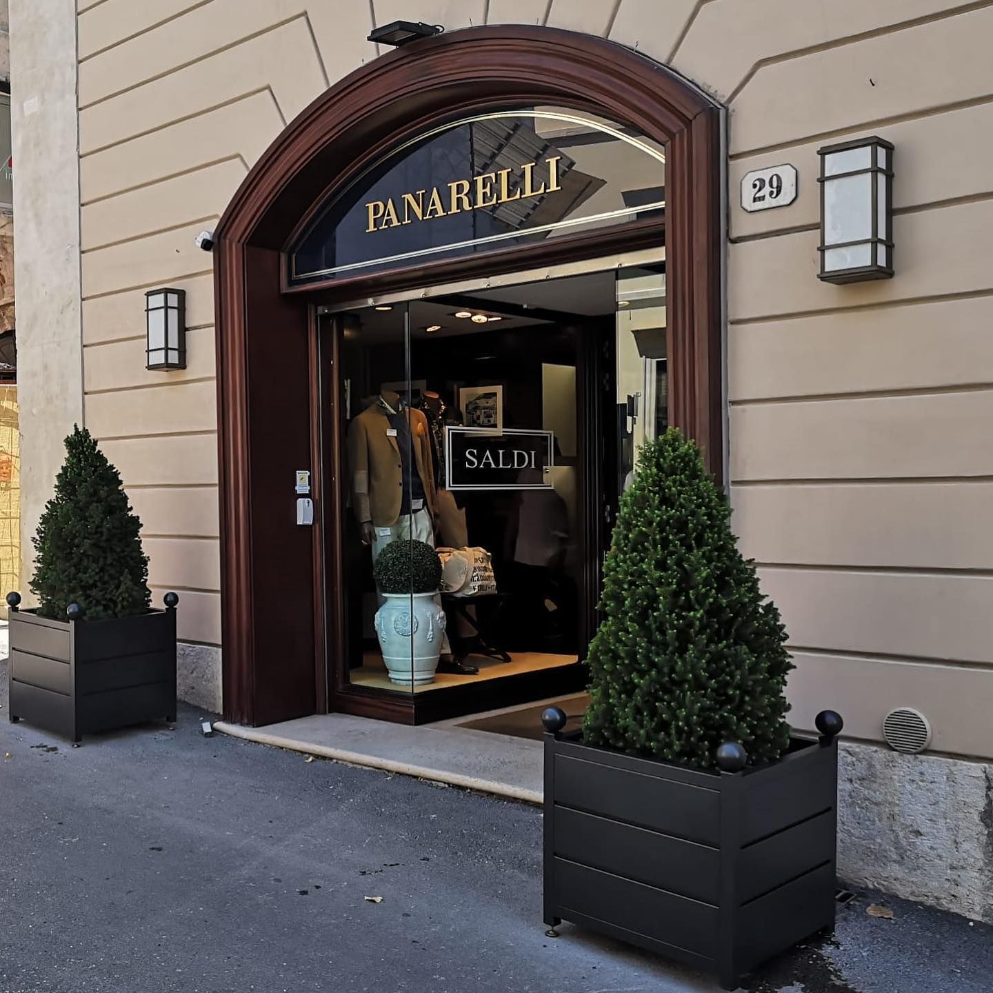 L'ingresso del negozio PNARELLI con l'insegna 