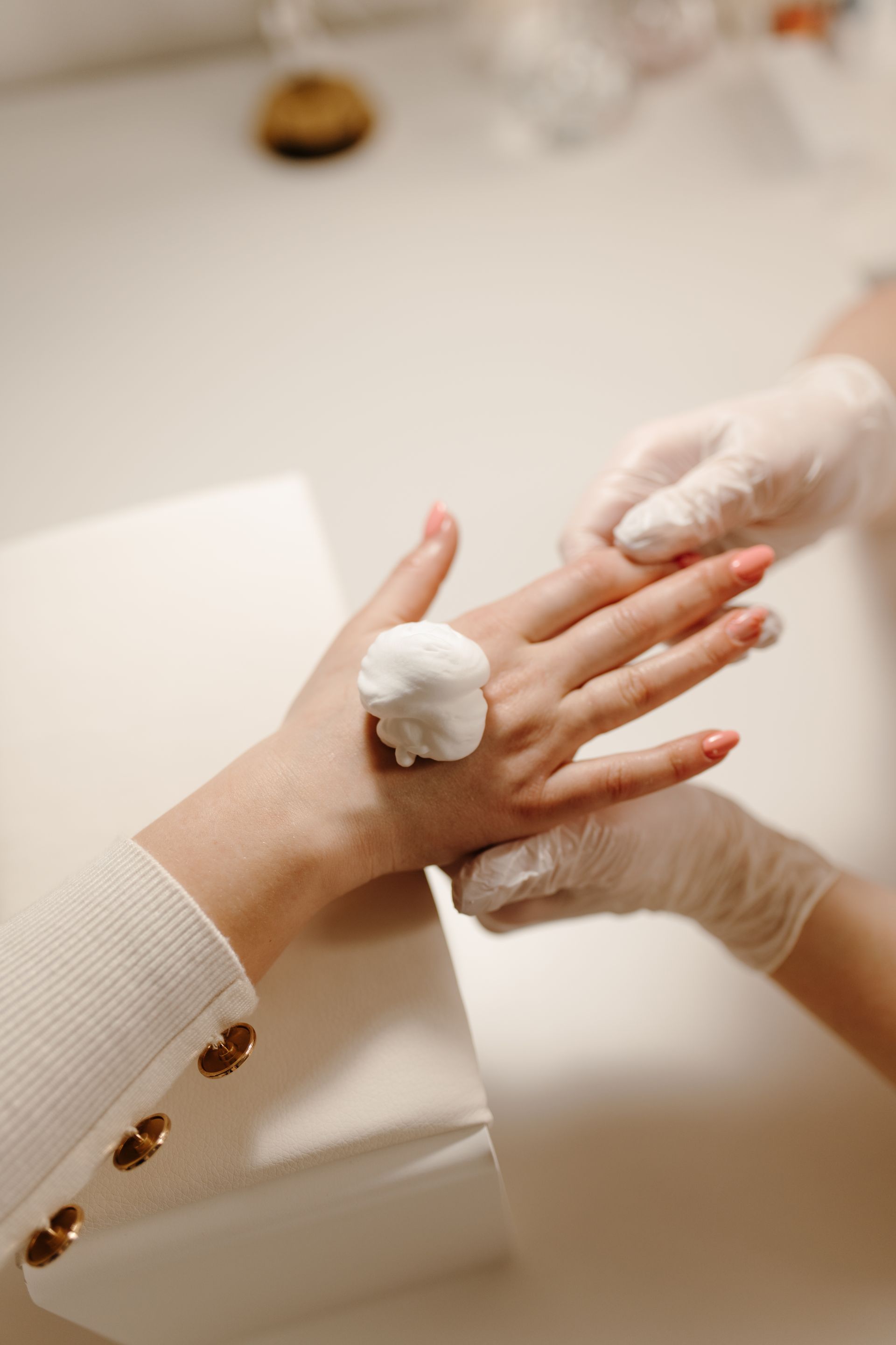 Handmassage bij een strength manicure in Drachten