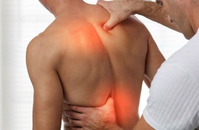 A practitioner performs therapeutic massage on a person's upper and lower back, with red highlights indicating pain areas.