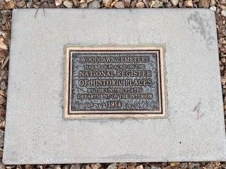 A sign that says woodlawn cemetery 1914 on it.