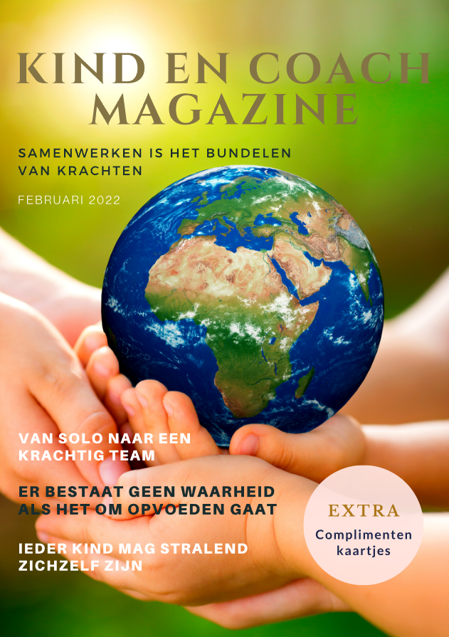 Tijdschriftomslag met handen die een wereldbol vasthouden. De tekst bevat
