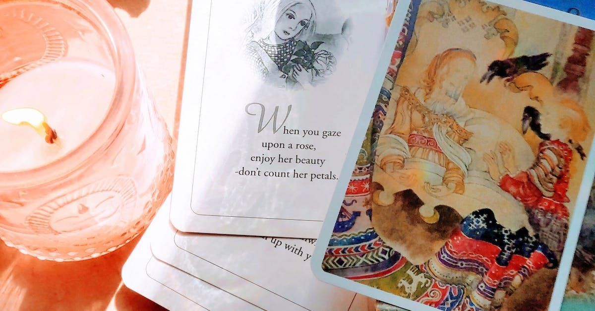 Zacht verlichte tarotkaarten met een kaars. Eén kaart toont een gedetailleerde illustratie van figuren in een warme omgeving.