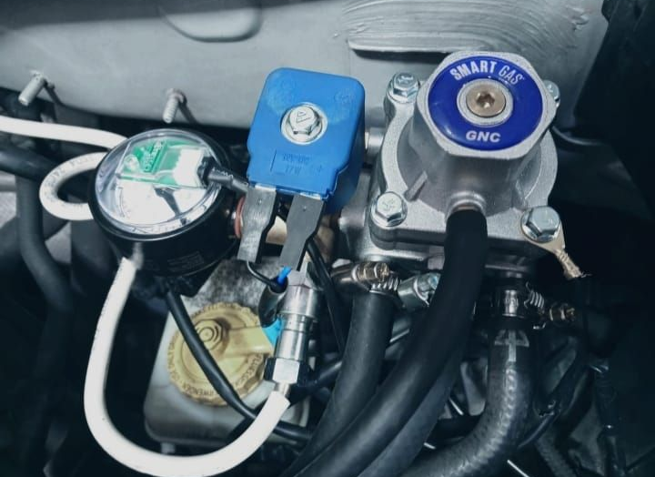Primer plano del compartimento del motor de un coche