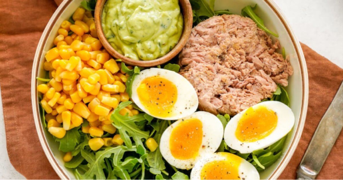 Tuna, Egg, Corn, and Arugula Salad