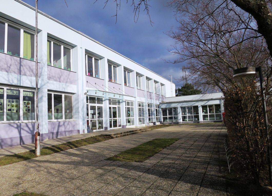 Volksschule außen