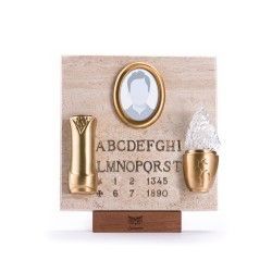 Una targa decorativa in pietra con una cornice ovale per ritratti, sequenze di lettere e numeri, un vaso e un ornamento a forma di fiamma.