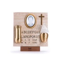 Una targa commemorativa con una cornice ovale per ritratto, una croce, un vaso e un portacandele votivo, il tutto montato su una base di pietra.