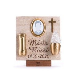 Targa commemorativa per Mario Rossi (1950-2020) con cornice portafoto, croce, vaso e lampada su sfondo di pietra chiara.