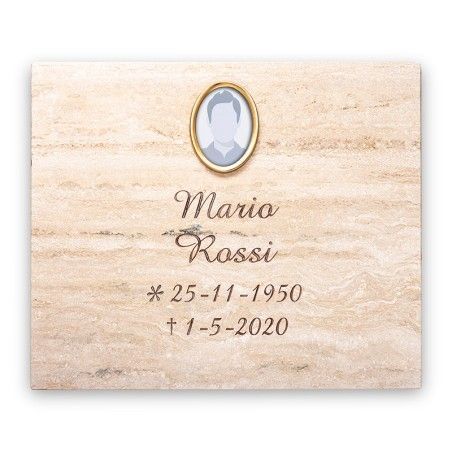 Una targa commemorativa rettangolare in marmo beige con una cornice ovale centrale sopra la quale è inciso il nome di Mario Rossi e le date 1950-2020.
