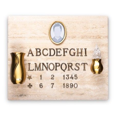 Una targa commemorativa in pietra color ocra con un ovale centrale raffigurante un ritratto, le lettere AT in bronzo, i numeri da 1 a 0, una stella e il simbolo di una croce.