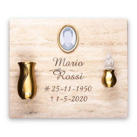 Una lapide commemorativa rettangolare in marmo dedicata a Mario Rossi, con una cornice ovale per foto, un vaso dorato e una candela votiva.