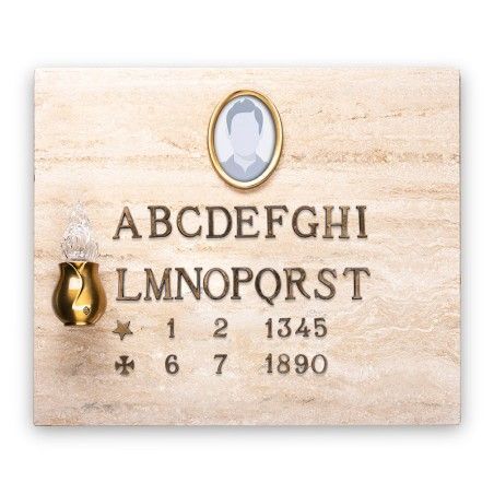 Una targa commemorativa in pietra chiara con una cornice centrale raffigurante un ritratto, lettere dell'alfabeto, numeri e una lampada dorata.