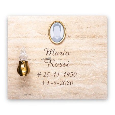 Una lapide commemorativa in marmo dedicata a Mario Rossi, con una cornice fotografica centrale, un vaso in ottone e date incise.