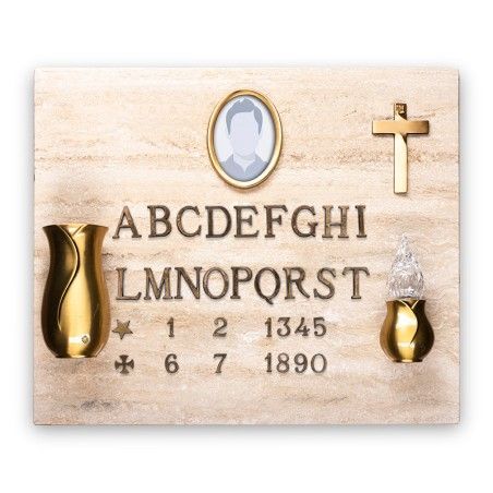 Una lapide commemorativa rettangolare in pietra con al centro una cornice per un ritratto, una croce dorata, un vaso e lettere ornamentali in bronzo.