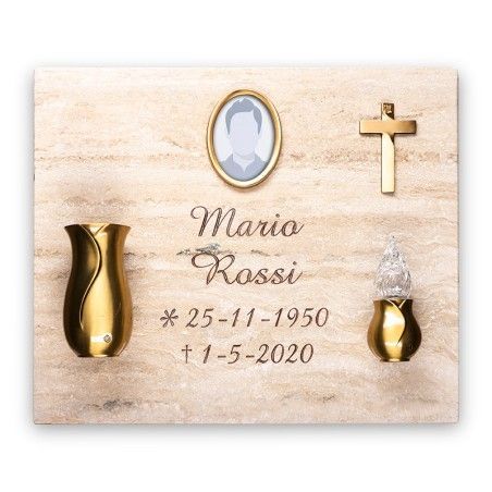 Una targa commemorativa con cornice per ritratto, croce d'oro, vaso di fiori e portacandele, incisa per Mario Rossi.