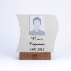 Una targa commemorativa con un ritratto provvisorio, la scritta
