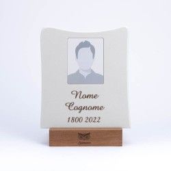Una targa commemorativa con un ritratto provvisorio, la scritta