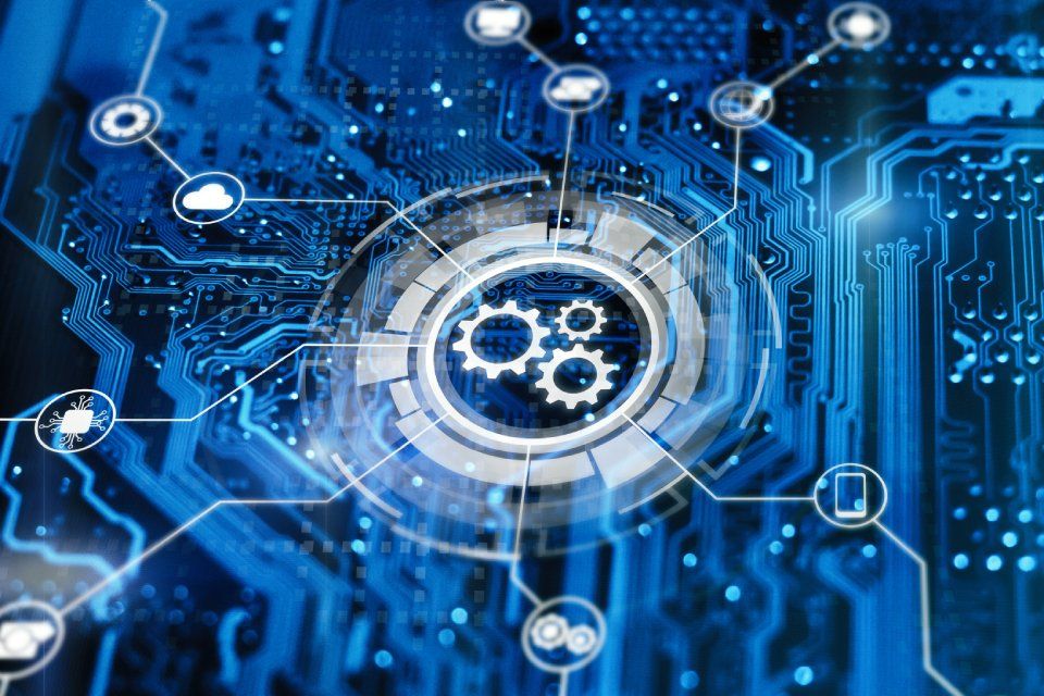 Circuito stampato blu con ingranaggi digitali e icone a forma di nuvola.