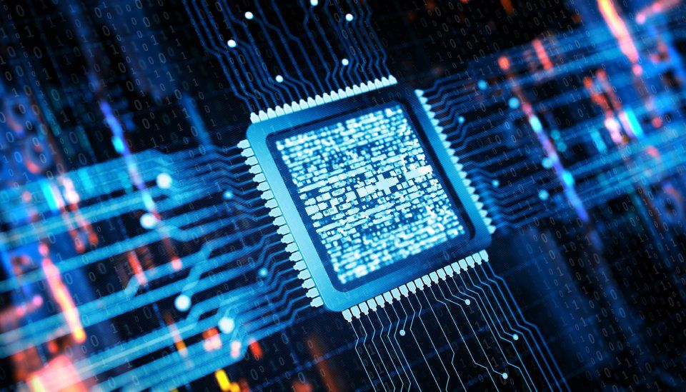 Processore del computer illuminato di blu con linee del circuito stampato.