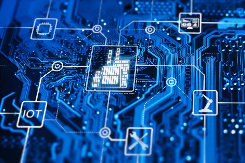 Circuito stampato blu con icone digitali per IoT, fabbrica e strumenti.
