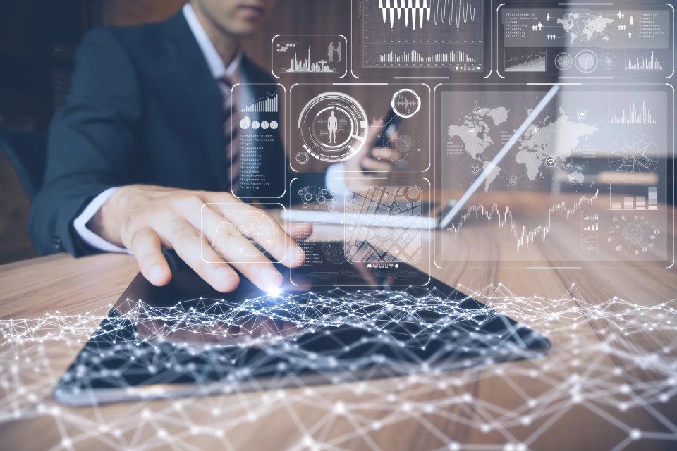 Una persona in giacca e cravatta interagisce con un tablet che mostra visualizzazioni di dati e un grafico di rete luminoso.
