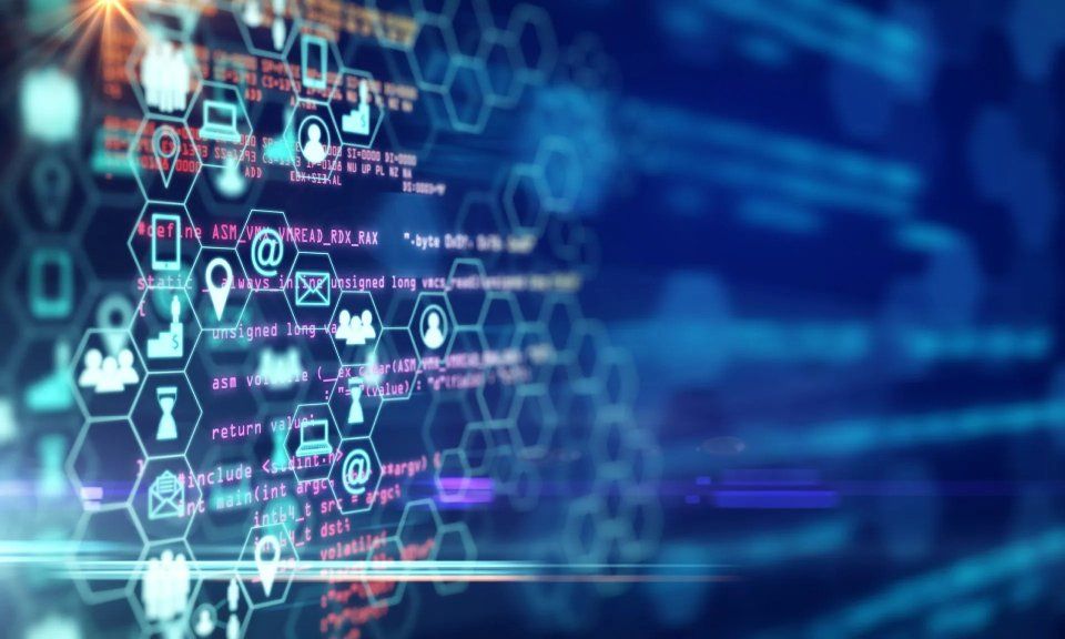 Sfondo digitale blu con forme esagonali contenenti icone dei social media e righe di codice.