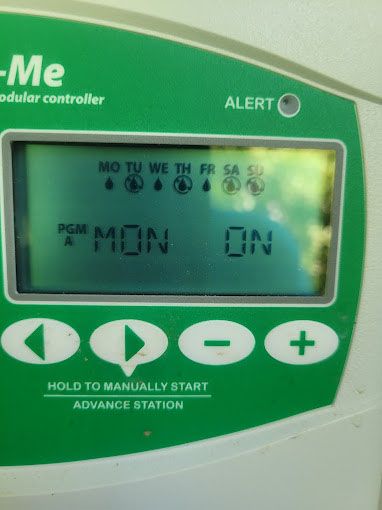 A green and white device that says e-me on it