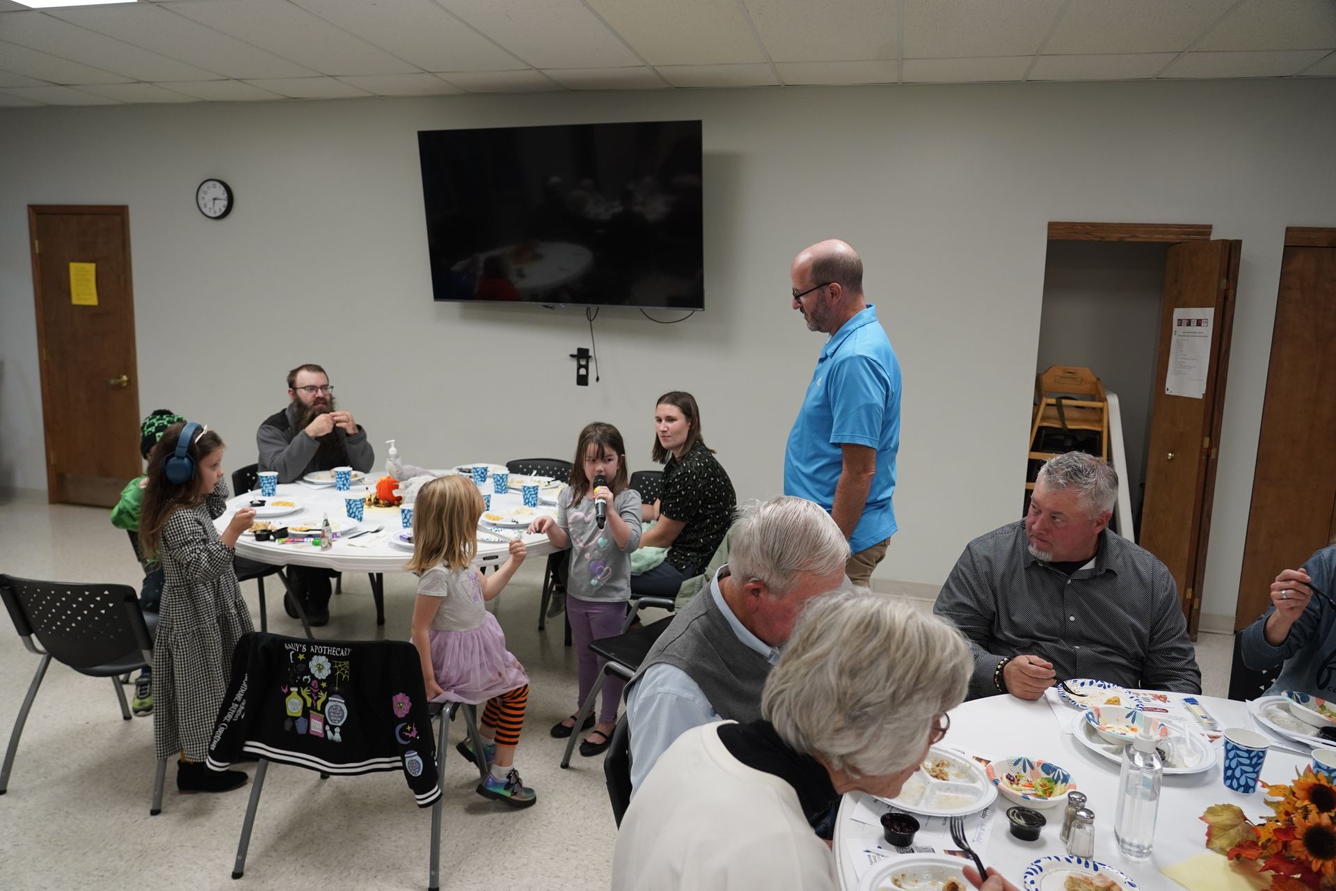 A group of people are sitting at tables in a room.